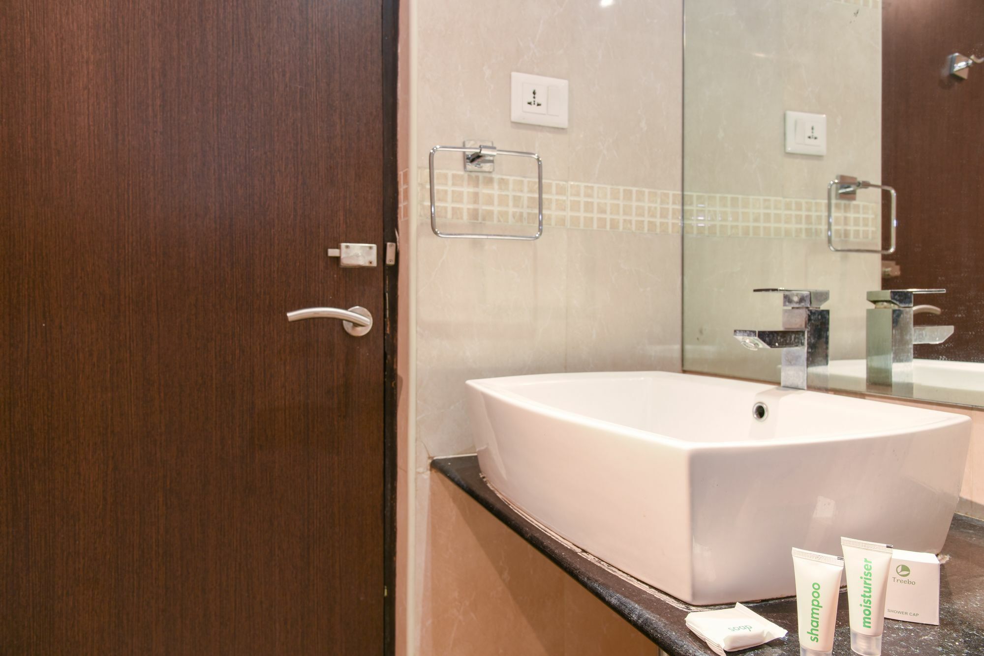 Treebo Trend Wood Bridge Hotell Hyderabad Exteriör bild