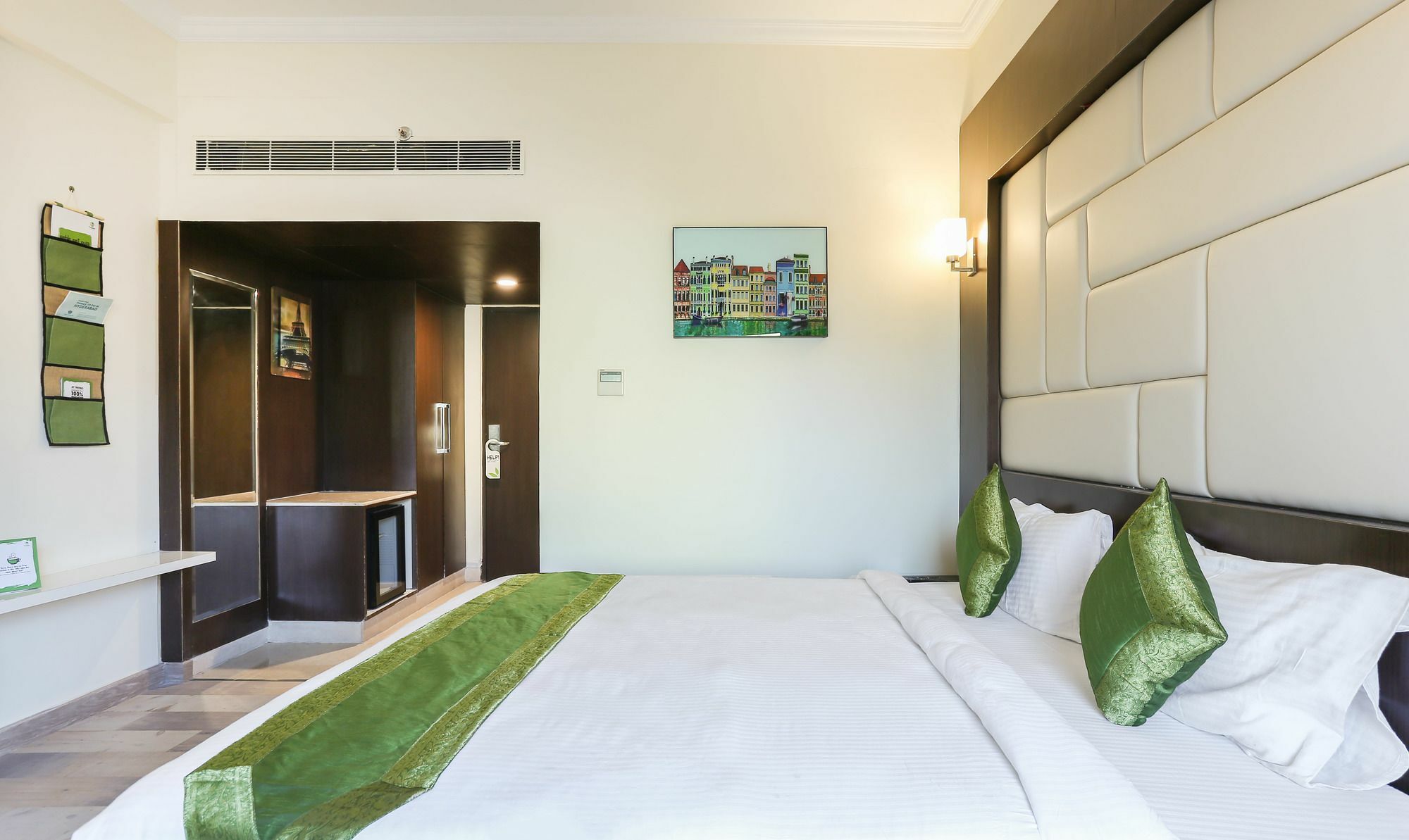 Treebo Trend Wood Bridge Hotell Hyderabad Exteriör bild