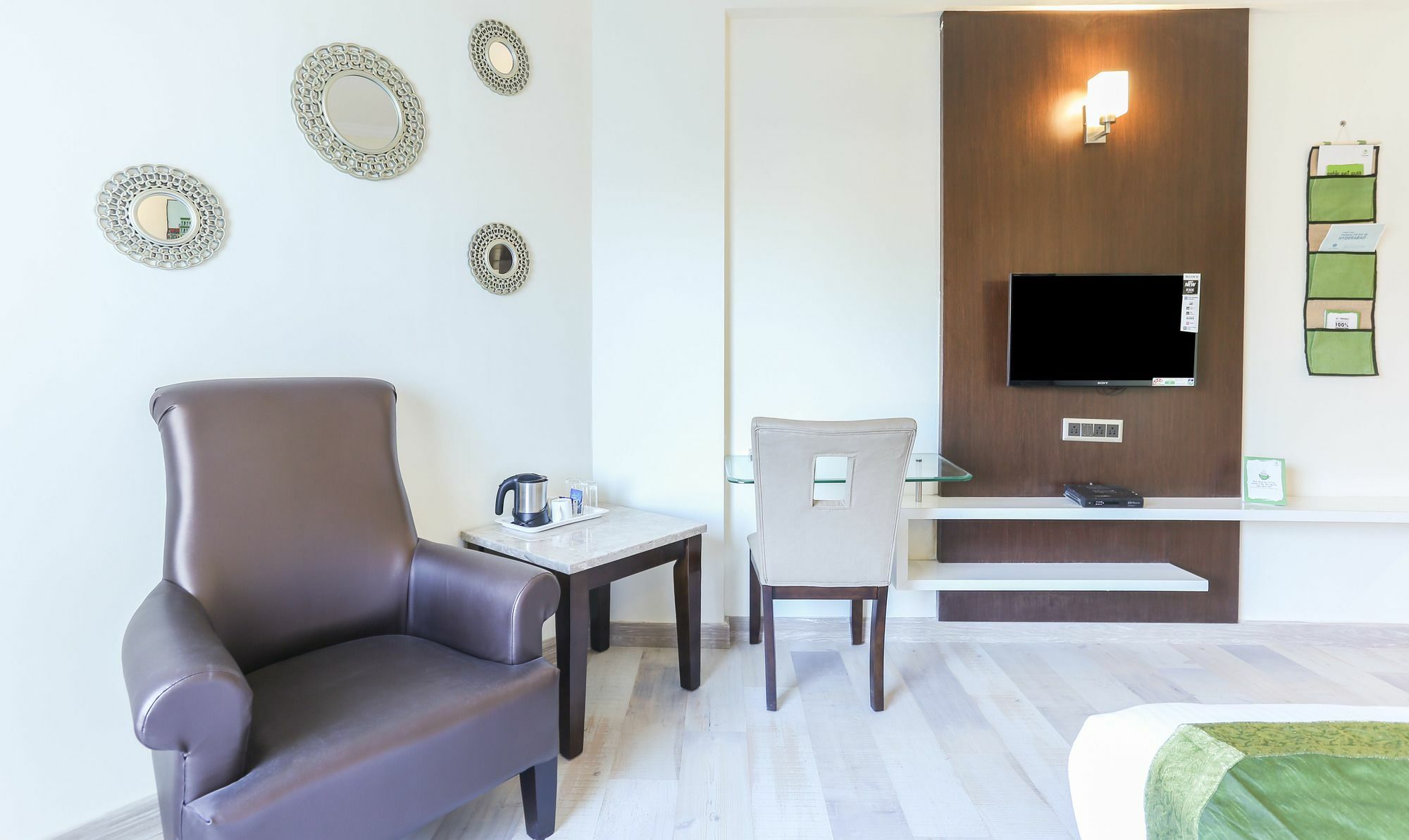 Treebo Trend Wood Bridge Hotell Hyderabad Exteriör bild