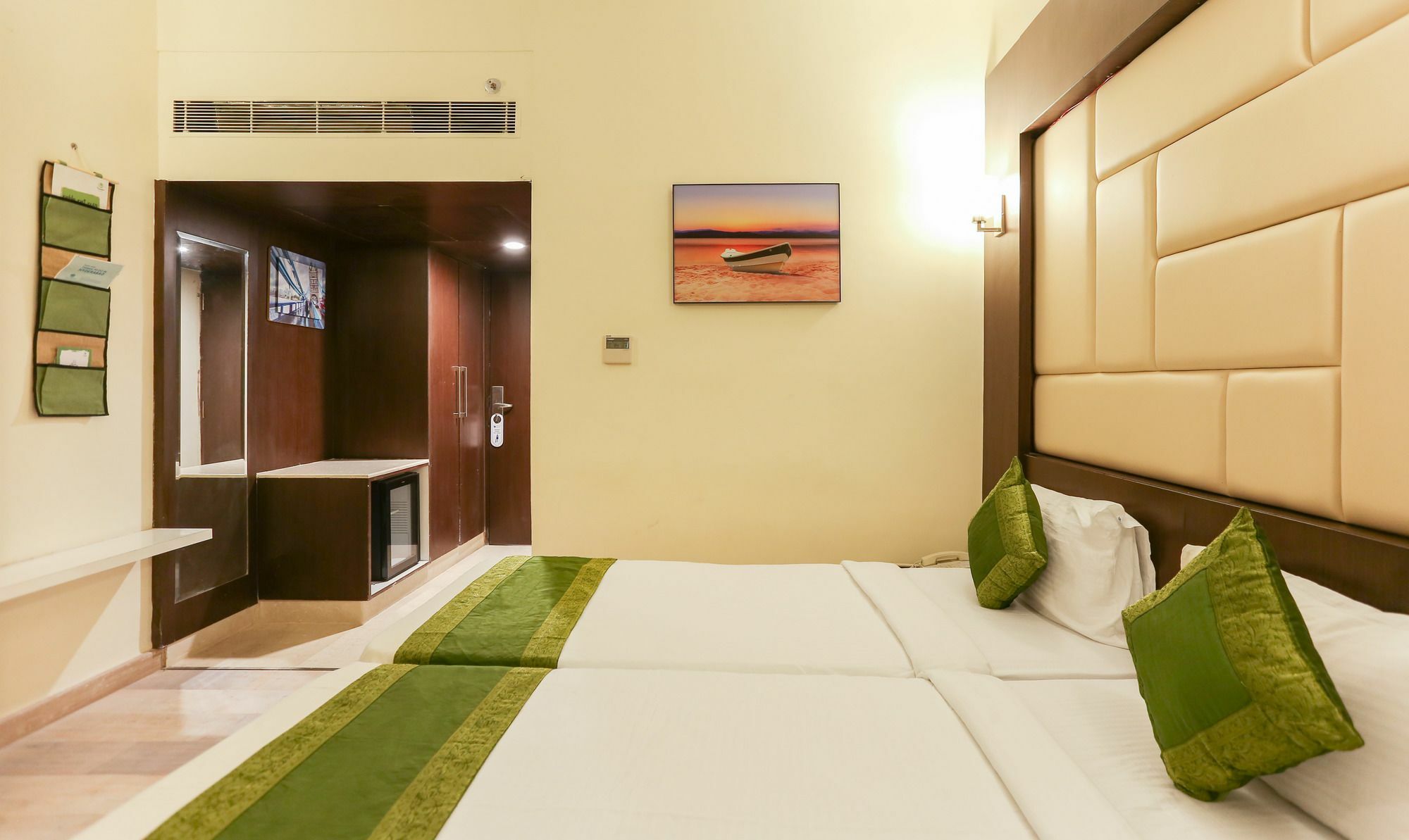 Treebo Trend Wood Bridge Hotell Hyderabad Exteriör bild