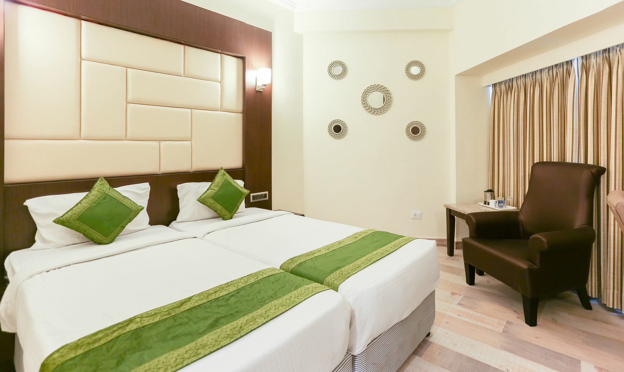 Treebo Trend Wood Bridge Hotell Hyderabad Exteriör bild
