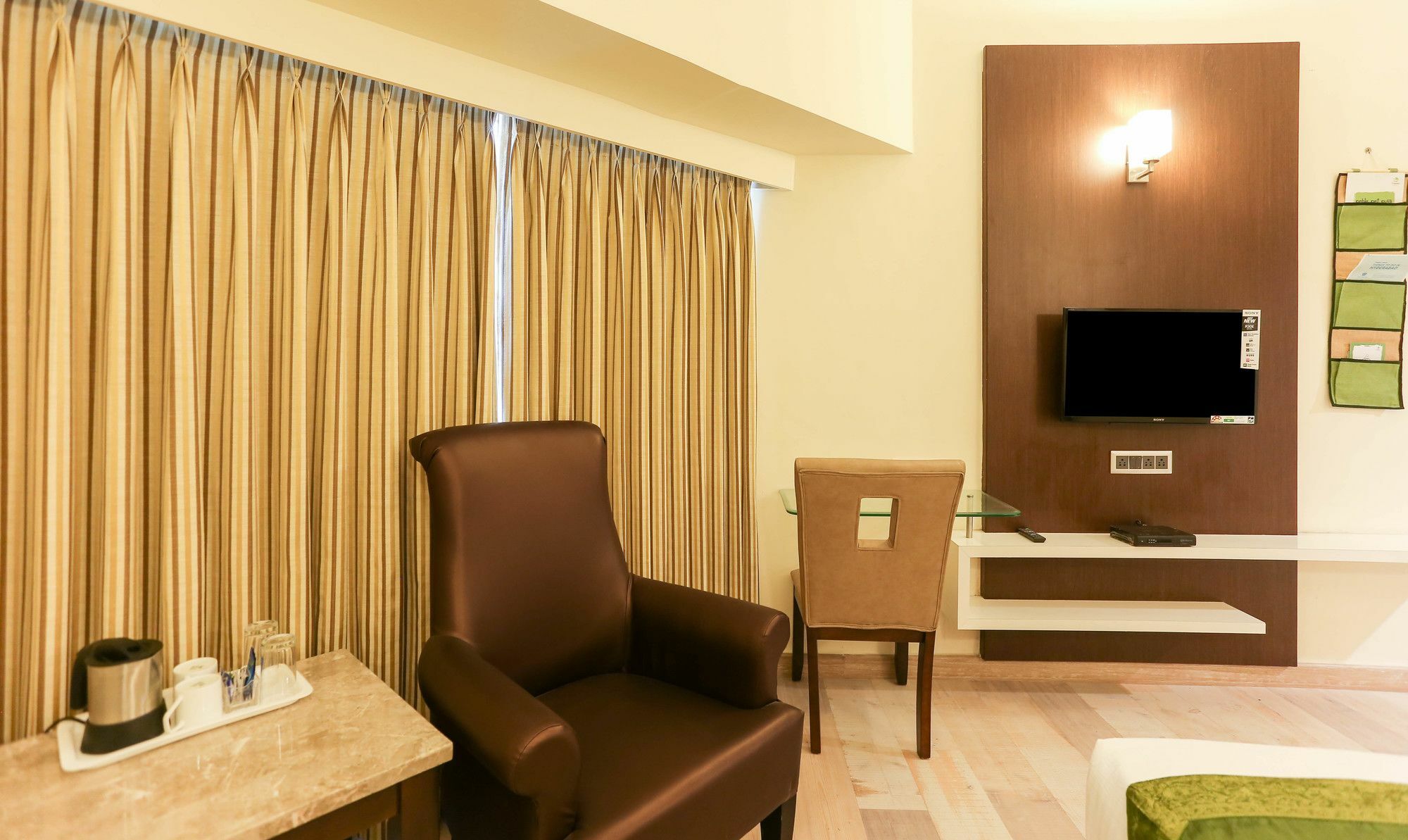 Treebo Trend Wood Bridge Hotell Hyderabad Exteriör bild