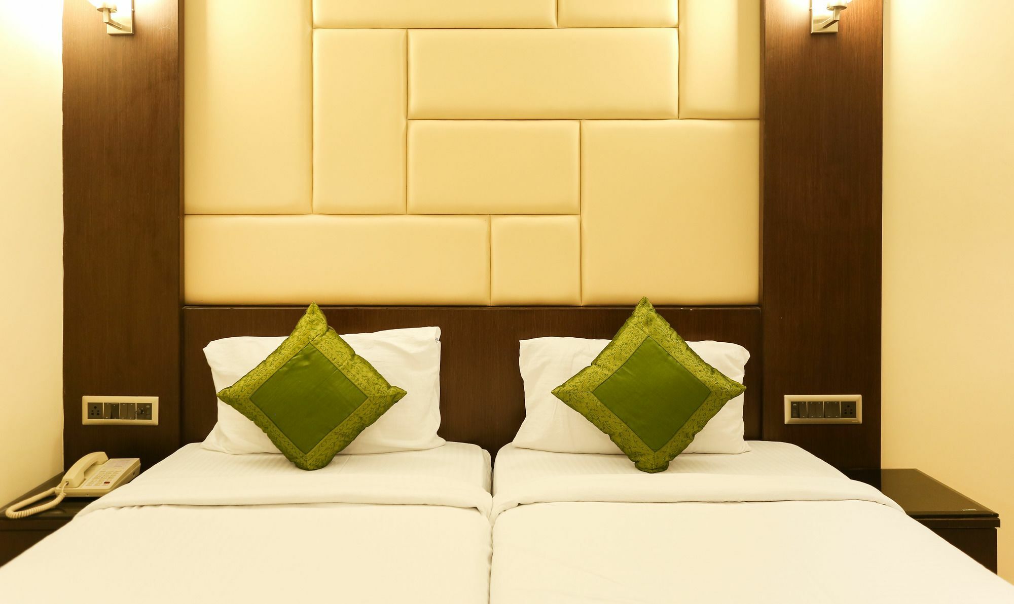 Treebo Trend Wood Bridge Hotell Hyderabad Exteriör bild