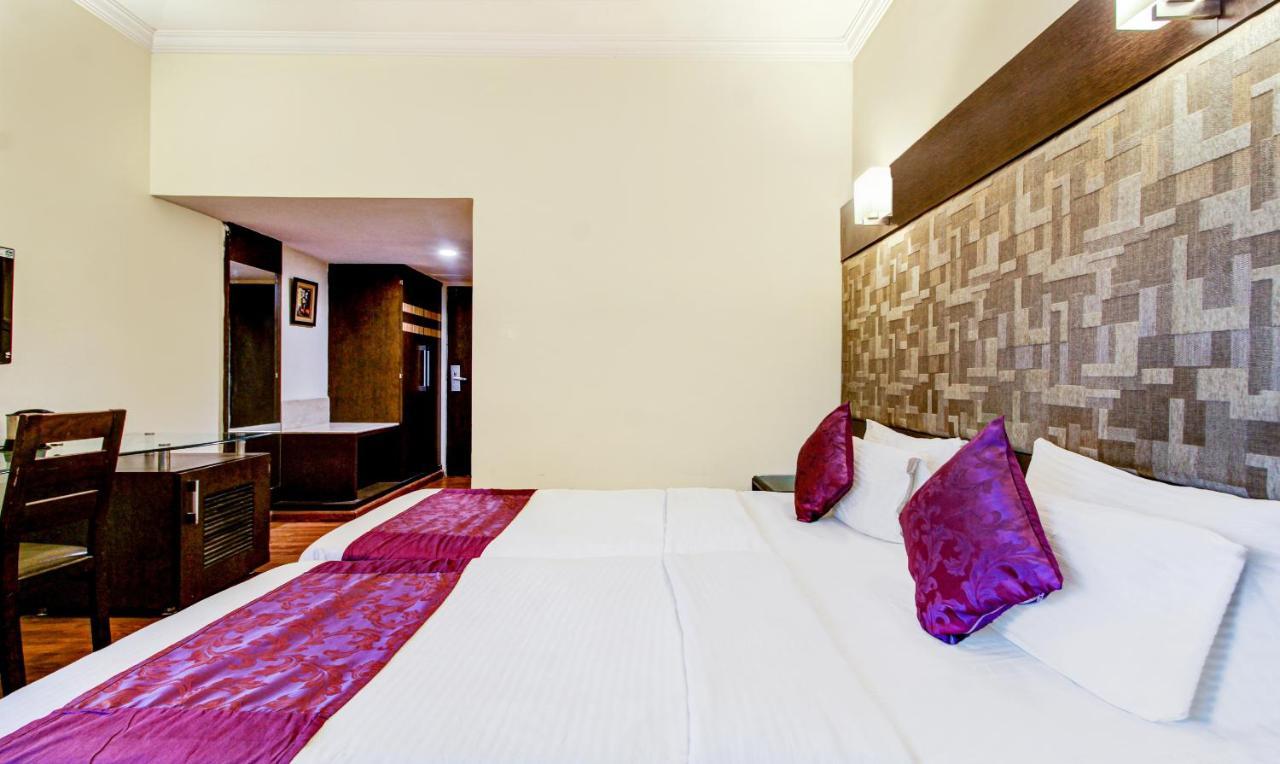 Treebo Trend Wood Bridge Hotell Hyderabad Exteriör bild