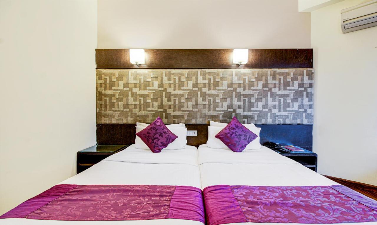 Treebo Trend Wood Bridge Hotell Hyderabad Exteriör bild