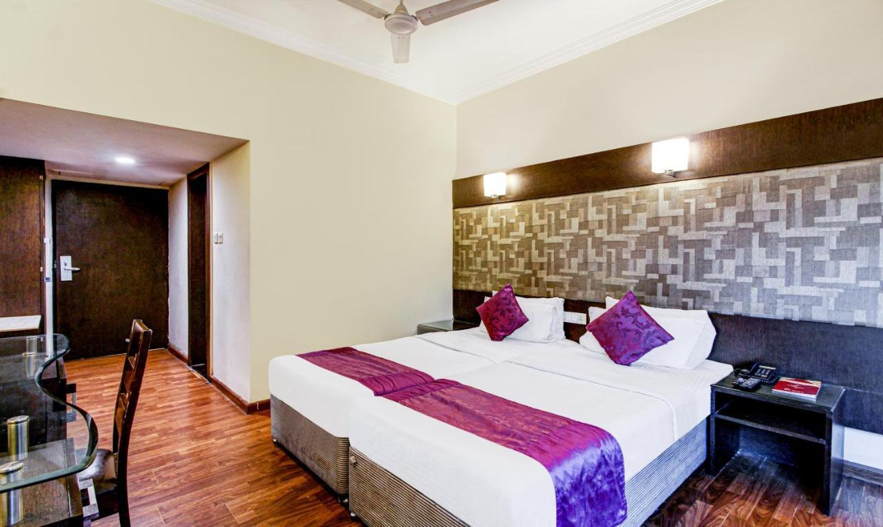 Treebo Trend Wood Bridge Hotell Hyderabad Exteriör bild